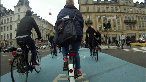 Fahrradfahrer auf einem blauen Weg in Kopenhagen