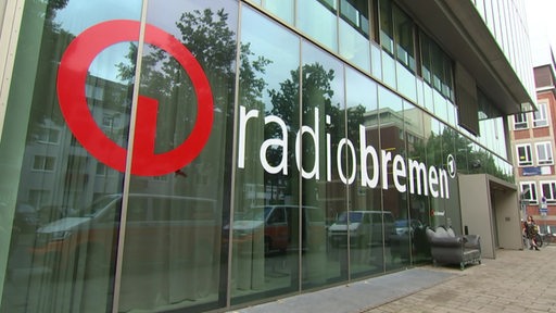 Es ist der Haupteingang von dem Radio Bremen Gebäude zu sehen.