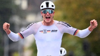 Der Bremer Radprofi Niklas Behrens reißt im Siegerjubel die Arme hoch bei seinem Gewinn der U23-Straßenrad-WM in Zürich.