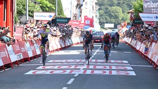 Lennard Kämna bei der Zieleinfahrt in Spanien.