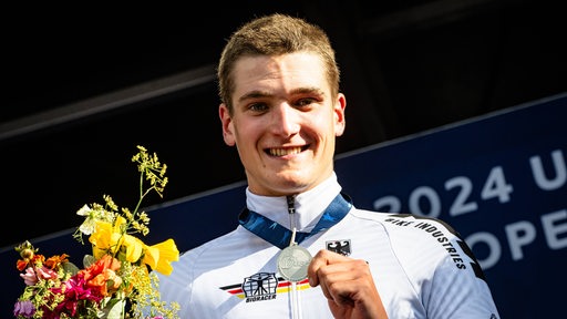 Der Bremer Radsportler Niklas Behrens lächelt.