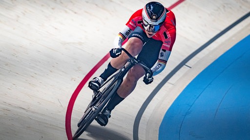 Radprofi Robert Förstemann beim Sprint im Holzoval bei den Bremer Sixdays unterwegs.