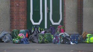 Schulranzen liegen auf dem Pausenhof der Grundschule an der Stader Straße in Bremen.