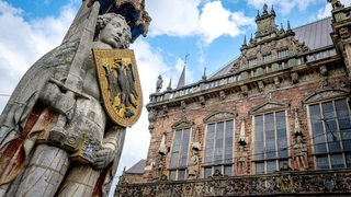 Der Bremer Marktplatz mit dem Rathaus und dem Bremer Roland.