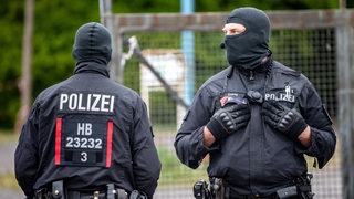 Einsatzkräfte stehen an der Straße vor der Moschee der Al-Mustafa-Gemeinschaft in Bremen.