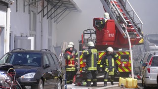 Feuerwehrleute löschen einen Brand.