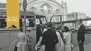 Menschen stehen vor einem Bus am Bremer Hauptbahnhof