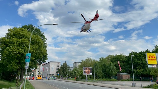 Ein Rettungshubschrauber fliegt einen schwerverletzten Bauarbeiter in ein Krankenhaus.