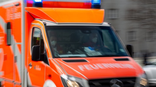 Ein Rettungswagen der Feuerwehr fährt auf einer Straße