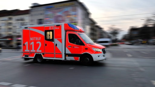 Ein Rettungswagen auf dem Weg in den Einsatz.