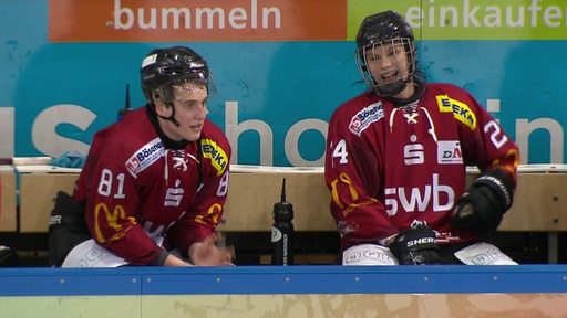 Die Eishockey-Spieler Daniil Grechikhin und Maksym Kovtun ruhen sich während eines Spiels aus