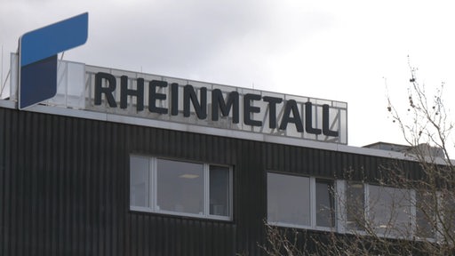 Der große Schriftzug des Rheinmetall-Firmengebäudes.