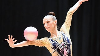 Julia Stavickaja bei einer Übung mit dem Ball.