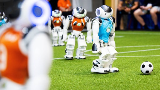 Roboter spielen Fußball