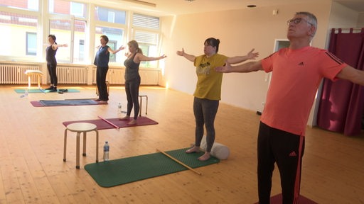 Ein Rückenschul-Kurs mit den Teilnehmenden in der Neustadt.