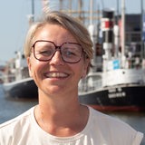 Moderatorin Katharina Guleikoff an der Kaje in Bremerhaven