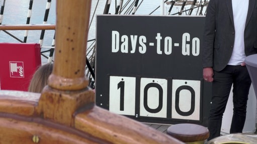 Ein Schild zeigt die Zahl 100 auf einem Segelschiff.