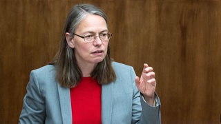 Sascha Karolin Aulepp (SPD), Senatorin für Kinder und Bildung in Bremen, spricht bei der Bürgerschaftssitzung im Plenarsaal.