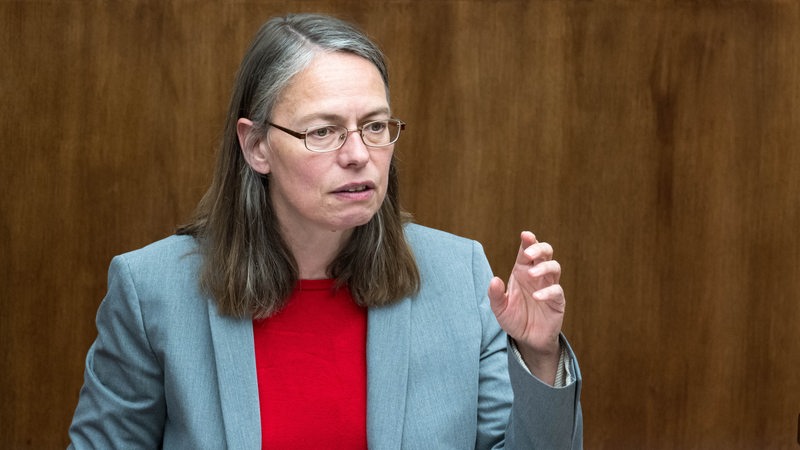 Sascha Karolin Aulepp (SPD), Senatorin für Kinder und Bildung in Bremen, spricht bei der Bürgerschaftssitzung im Plenarsaal.