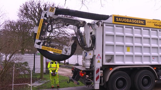 Der erste Saugbagger Bremens im Einsatz im Bürgerpark. 