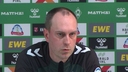 Werder-Trainer Ole Werner in einer Pressekonferenz