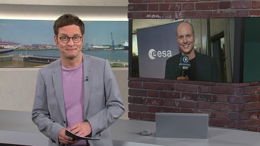 Moderator Felix Krömer im Studio von buten un binnen während einer Liveschaltung mit Torben Osterman bei der ESA.