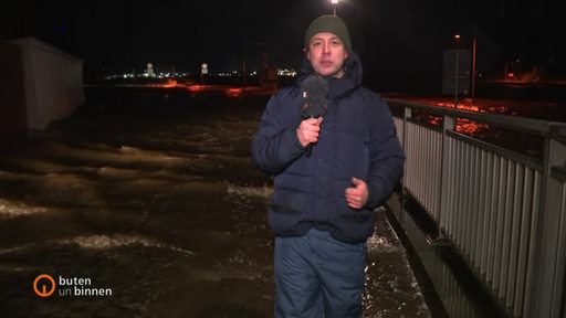 Zu sehen ist der Reporter Dino Bernabeo eährend einer Schalte in Bremerhaven.