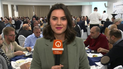 Reporterin Burcu Arslan in einer Schalte