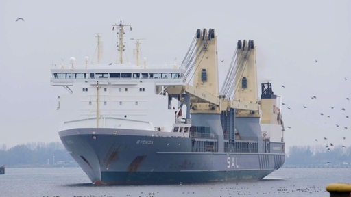 Ein großes Schiff auf See.