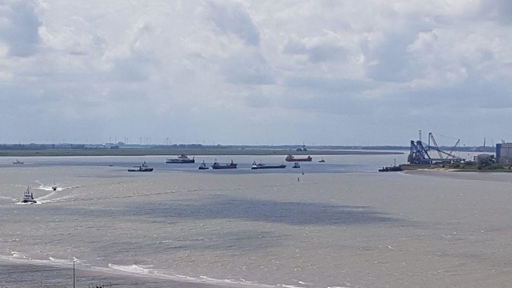 Auf der Weser sind mehrere Schiffe zu sehen