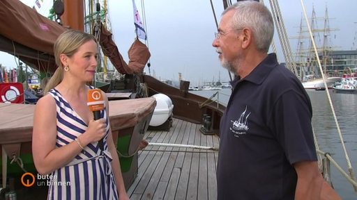 Die Moderatorin Lea Reinhard interviewt den Schiffsgilden Eugen von Abel in Bremerhaven.