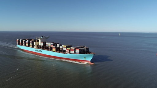 Ein Maersk Containerschiff auf See.