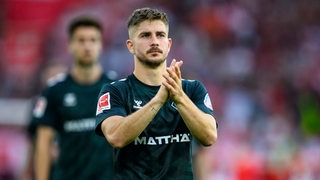 Werder-Spieler Romano Schmid applaudiert nach einem Spiel.