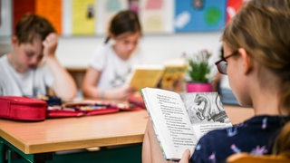 Grundschüler im Unterricht an einem Gruppentisch (Symbolfoto)