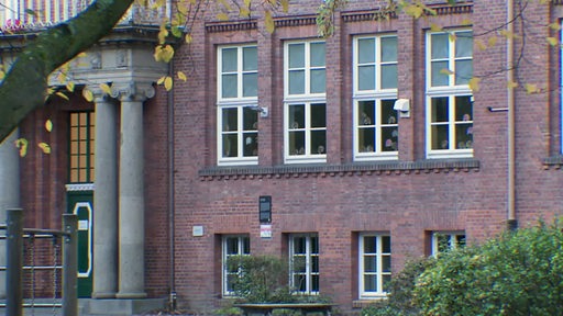 Das Schulgebäude der Grundschule an der Strader Straße