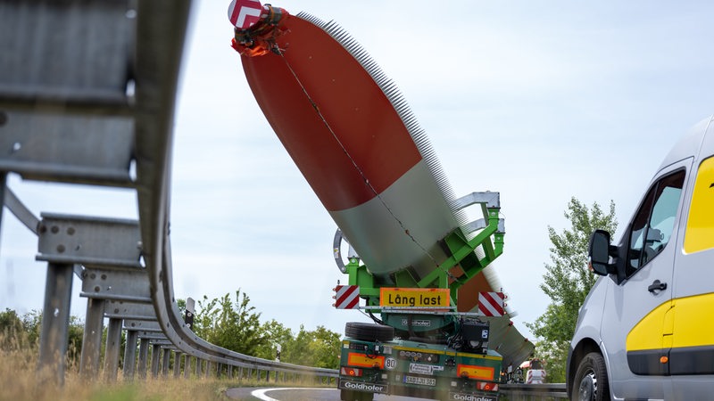 Ein Schwerlasttransporter transportiert den Flügel eines Windrads