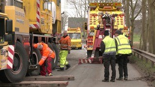 Ein Schwertransporter versperrt eine Umleitungsstrecke wegen eines Unfalls.