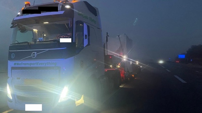 Ein Schwertransporter steht auf einer Autobahn liegengeblieben