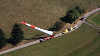 Ein Schwertransporter transportiert das Rotorblattt eines Windrads