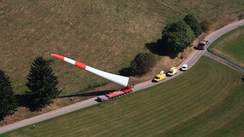 Ein Schwertransporter transportiert das Rotorblattt eines Windrads