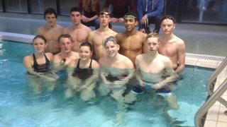 Gruppenbild im Schwimmbecken des Leistungskurses der Schule Ronzelenstraße mit Schwimm-Olympiasieger Florian Wellbrock im Jahr 2013.