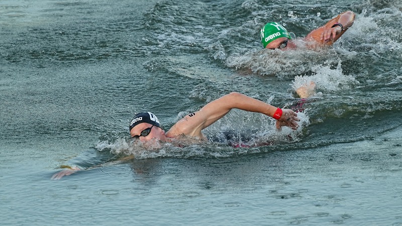 Florian Wellbrock schwimmt beim Rennen über die zehn Kilometer durch die Seine. 