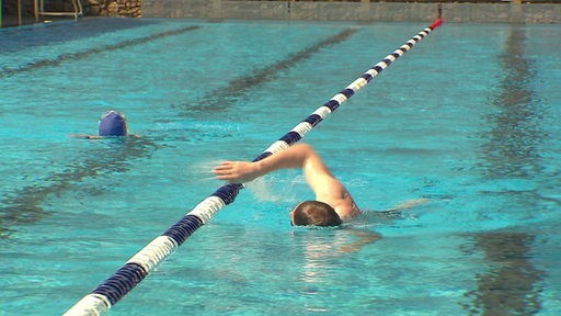 ZU sehen ist ein Schwimmer im Freibad.