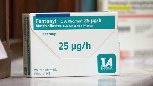 Eine Packung Fentanyl steht auf einer Ablage.