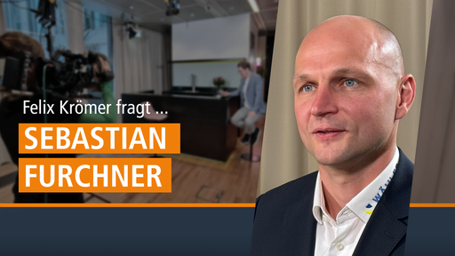 Sebastian Furchner zu Gast bei Felix Krömer mit Schriftzug