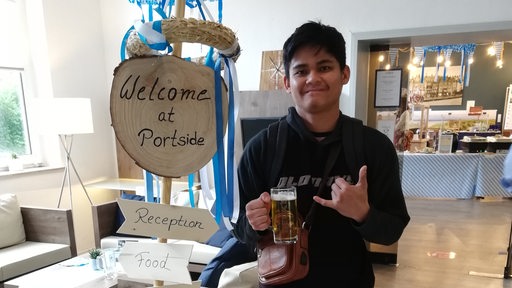 Seemann Christian Gemar Saligan steht in der Bremerhavener Seemannmission mit einem Bier in der Hand