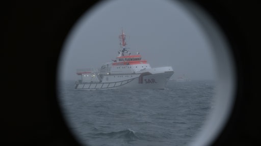 Das Rettungsschiff "Herrmann Marwede" im Einsatz in der Deutschen Bucht.