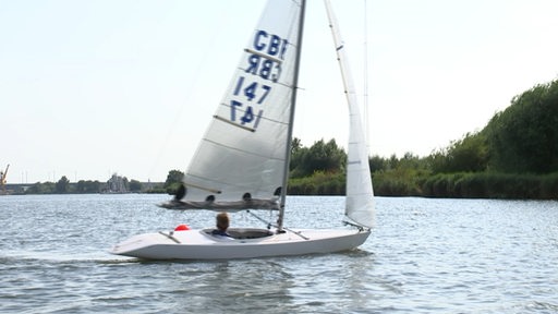 Ein kleines Segelboot auf der Weser