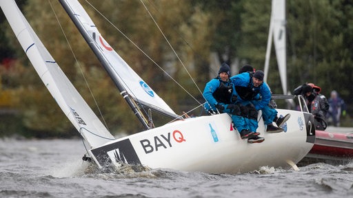 Das Segelboot des Wassersportvereins Hemelingen liegt im Wind.