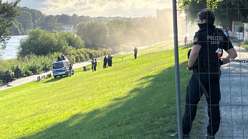 Ein Polizist steht auf dem Bremer Osterdeich.